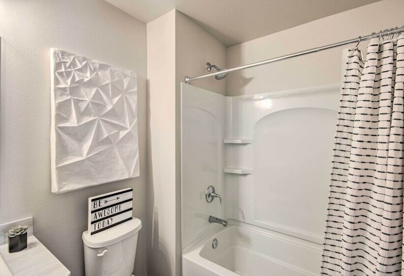 Cozy Montana Retreat W/ Patio & Fire Pit!