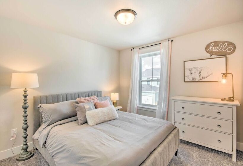 Cozy Montana Retreat W/ Patio & Fire Pit!