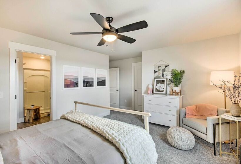 Cozy Montana Retreat W/ Patio & Fire Pit!