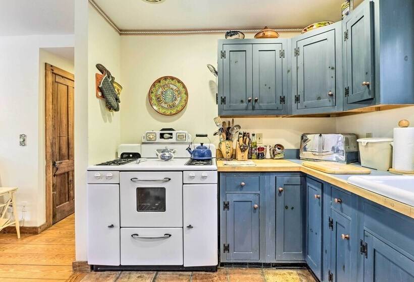 Cozy Monterey Home W/ Porch: Walk To Lake Garfield