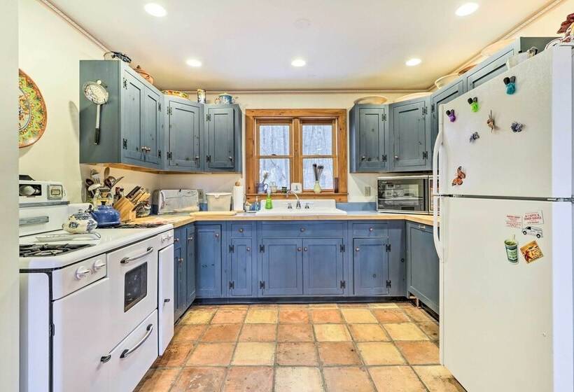 Cozy Monterey Home W/ Porch: Walk To Lake Garfield