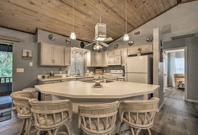 Crystal River Home W/ Dock, 1 Mile To Boat Launch