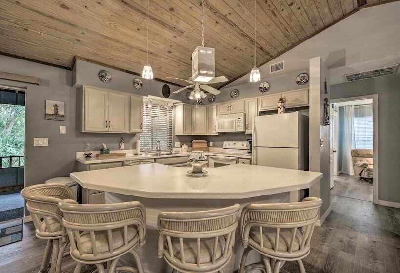 Crystal River Home W/ Dock, 1 Mile To Boat Launch