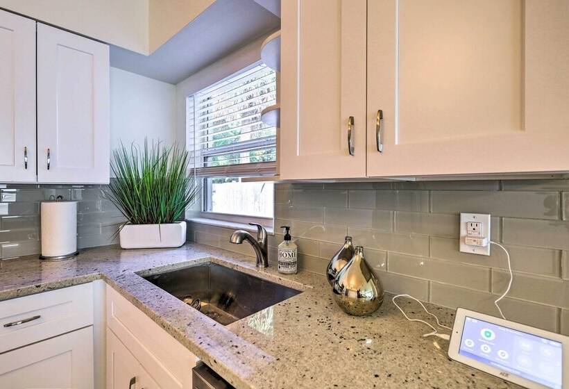 Cute & Cozy Florida Duplex: Walk To Beaches!