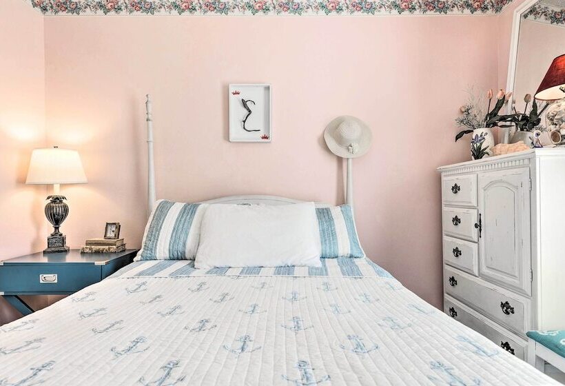 Cute & Cozy Gulf Shores Bungalow: 1/2 Mi To Beach!