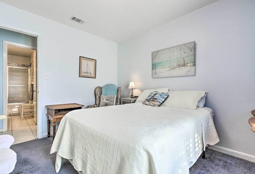 Cute & Cozy Gulf Shores Bungalow: 1/2 Mi To Beach!