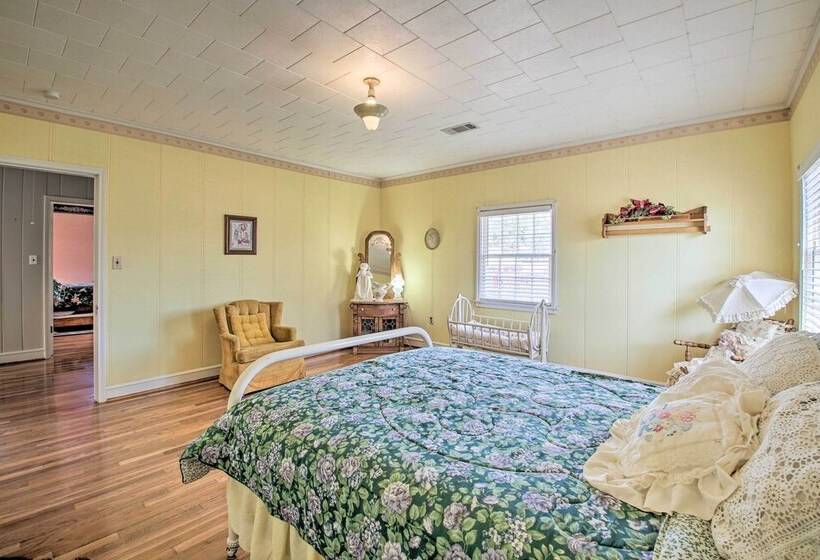 Delightful Retreat W/ Fireplace + Large Yard!