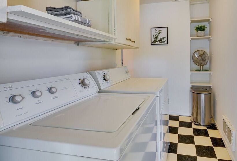 Downtown Kirkland Rental: Steps To Lake Washington