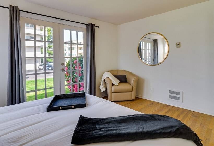 Downtown Kirkland Rental: Steps To Lake Washington