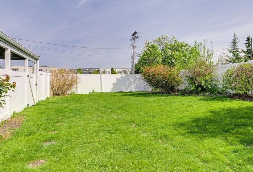 Downtown Kirkland Rental: Steps To Lake Washington