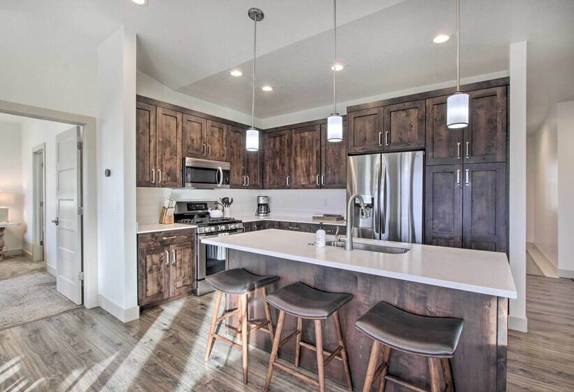 Eden Home W/ Stunning View ~ 6 Mi To Skiing!