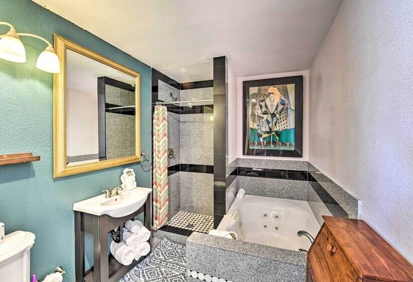 Elegant Home W/ Pool Table: 3 Mi To Vegas Strip!