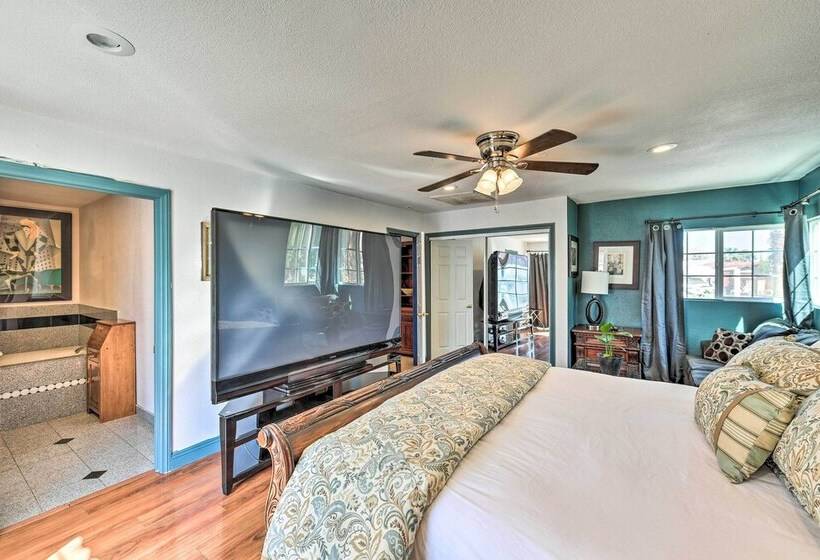 Elegant Home W/ Pool Table: 3 Mi To Vegas Strip!