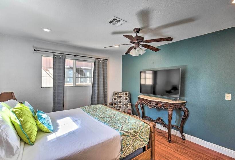 Elegant Home W/ Pool Table: 3 Mi To Vegas Strip!