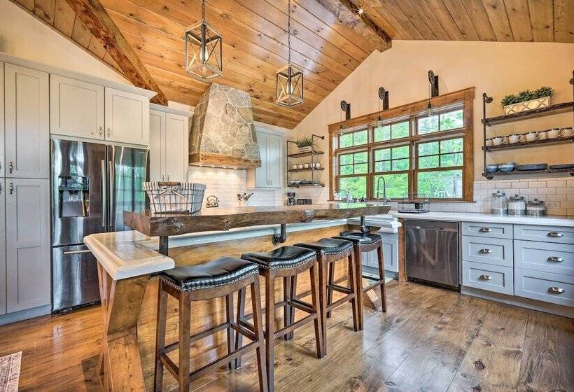 Elegant Mtn Chalet W/ Deck: 1 Mi To Mt Snow!