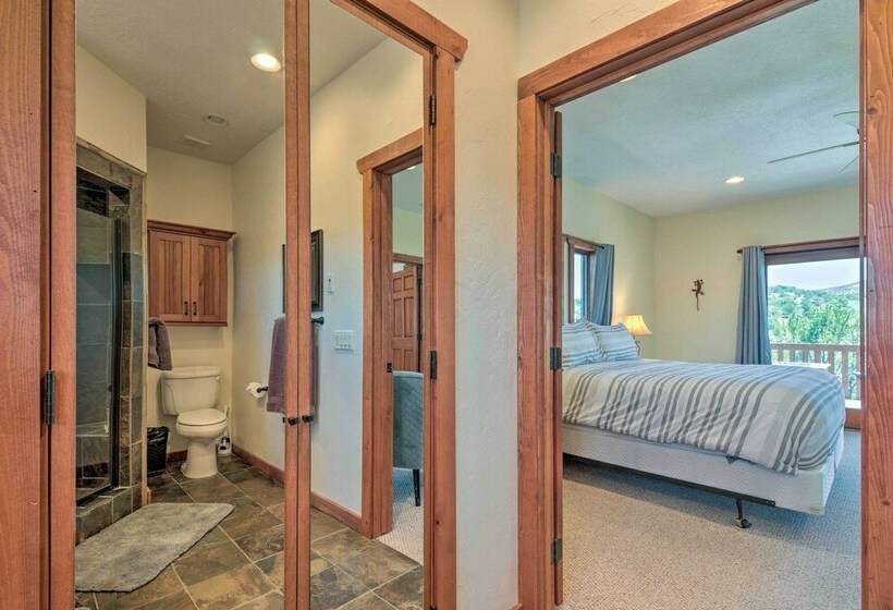 Elegant Retreat W/ Stunning Views & Hot Tub!