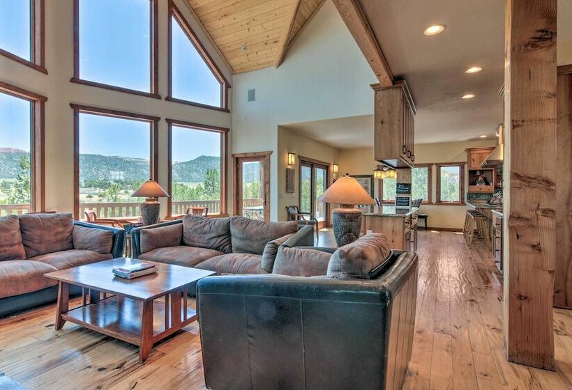 Elegant Retreat W/ Stunning Views & Hot Tub!