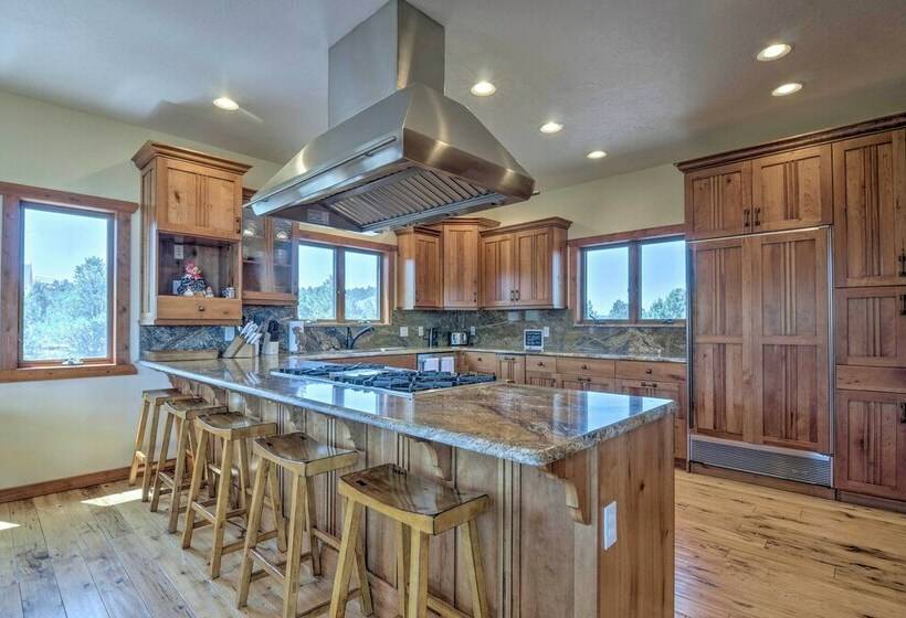 Elegant Retreat W/ Stunning Views & Hot Tub!