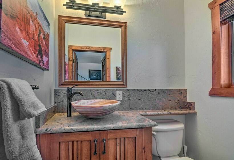 Elegant Retreat W/ Stunning Views & Hot Tub!