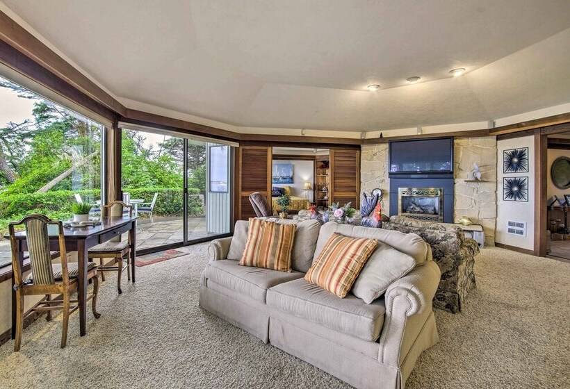 Enchanting Coos Bay Sanctuary W/ Lush Views!