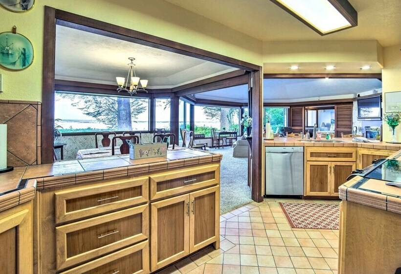 Enchanting Coos Bay Sanctuary W/ Lush Views!