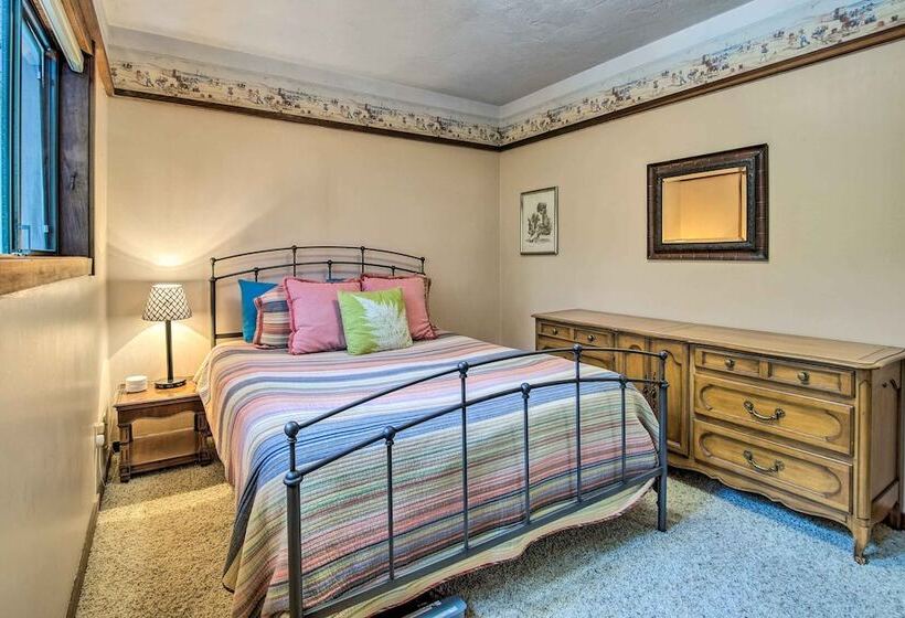 Enchanting Coos Bay Sanctuary W/ Lush Views!