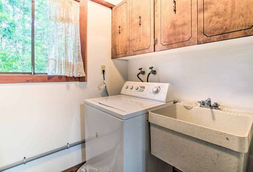 Enchanting Coos Bay Sanctuary W/ Lush Views!