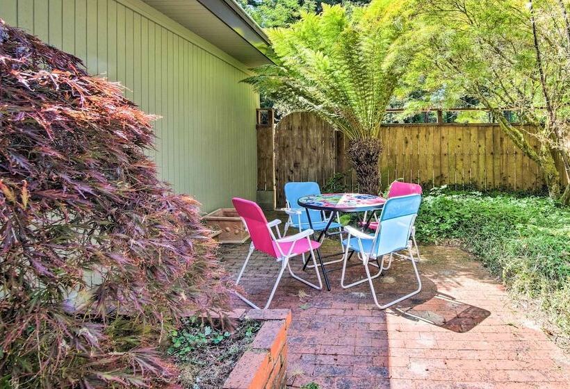 Enchanting Coos Bay Sanctuary W/ Lush Views!