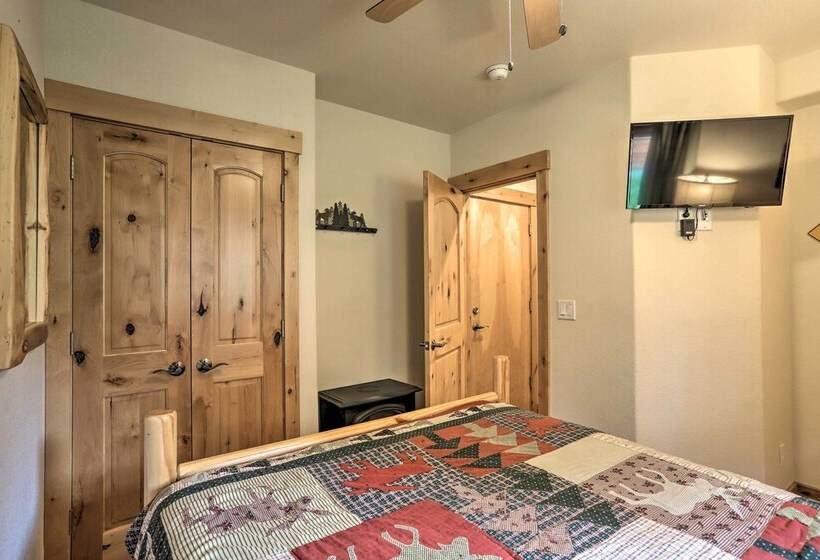 Updated & Spacious Lodge In Heart Of Estes Park!