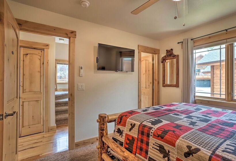 Updated & Spacious Lodge In Heart Of Estes Park!