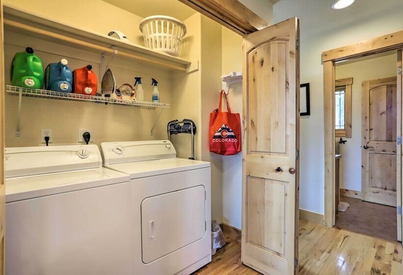 Updated & Spacious Lodge In Heart Of Estes Park!