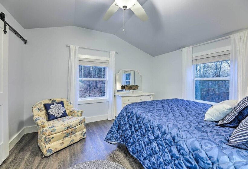 Ewing Cottage Escape W/ Deck & Fire Pit!