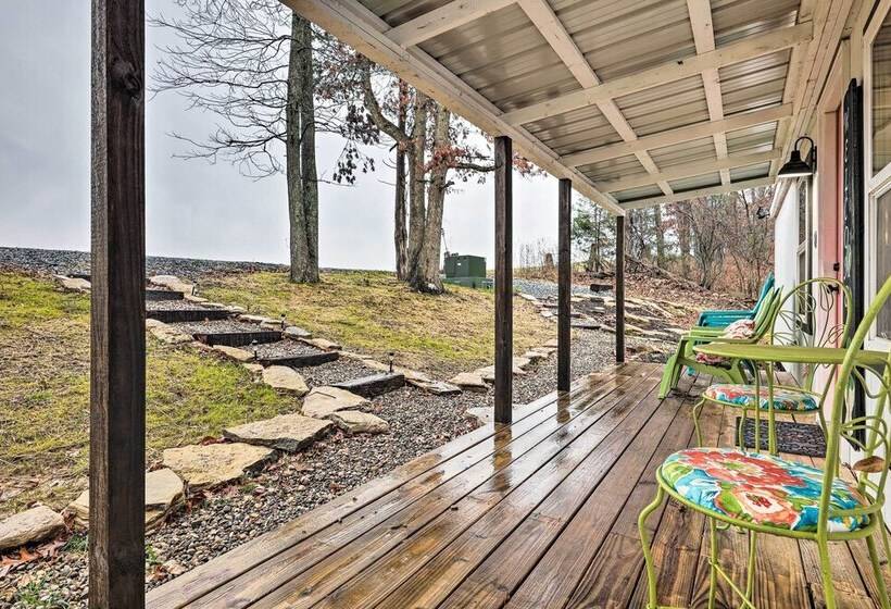 Ewing Cottage Escape W/ Deck & Fire Pit!