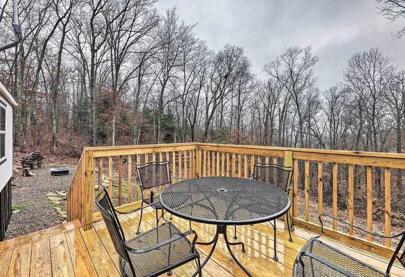 Ewing Cottage Escape W/ Deck & Fire Pit!
