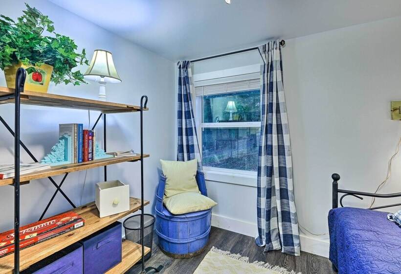 Ewing Cottage Escape W/ Deck & Fire Pit!
