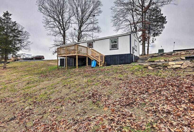 Ewing Cottage Escape W/ Deck & Fire Pit!