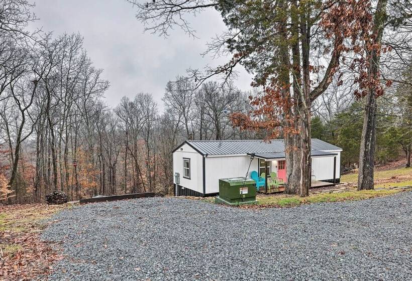 Ewing Cottage Escape W/ Deck & Fire Pit!