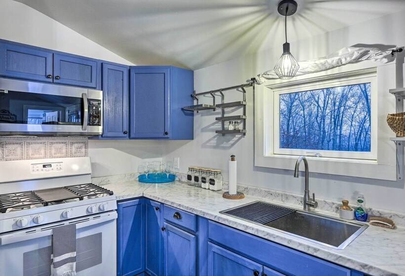 Ewing Cottage Escape W/ Deck & Fire Pit!