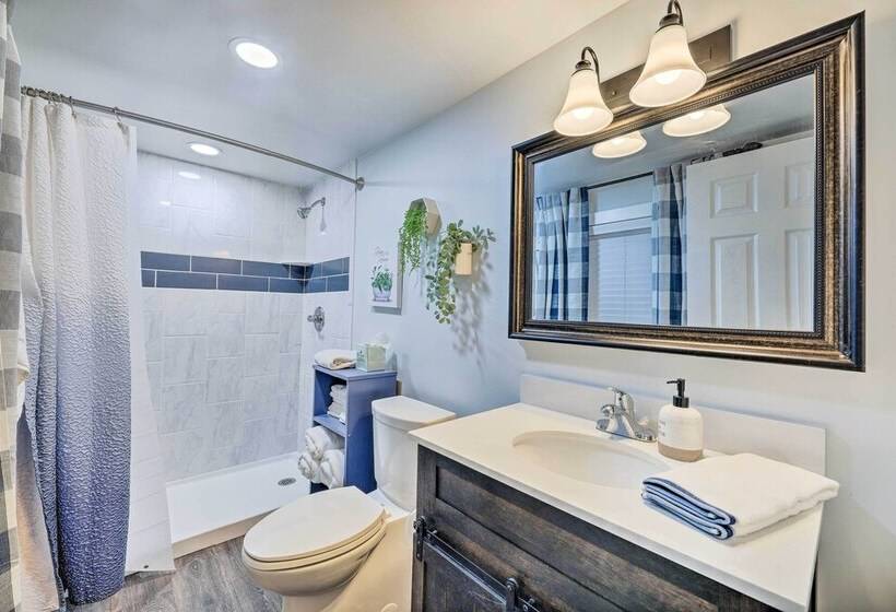 Ewing Cottage Escape W/ Deck & Fire Pit!