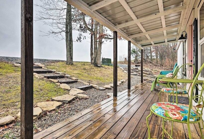 Ewing Cottage Escape W/ Deck & Fire Pit!