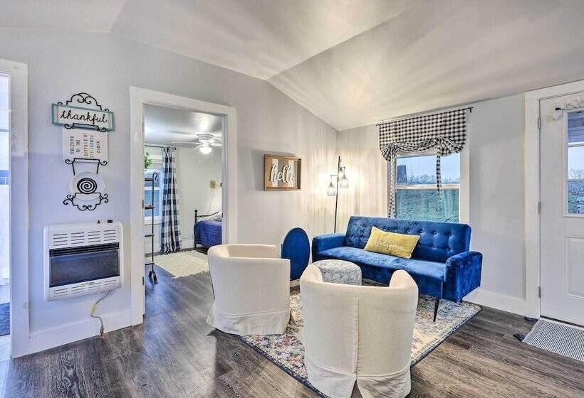 Ewing Cottage Escape W/ Deck & Fire Pit!