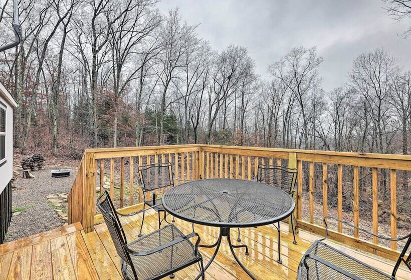 Ewing Cottage Escape W/ Deck & Fire Pit!