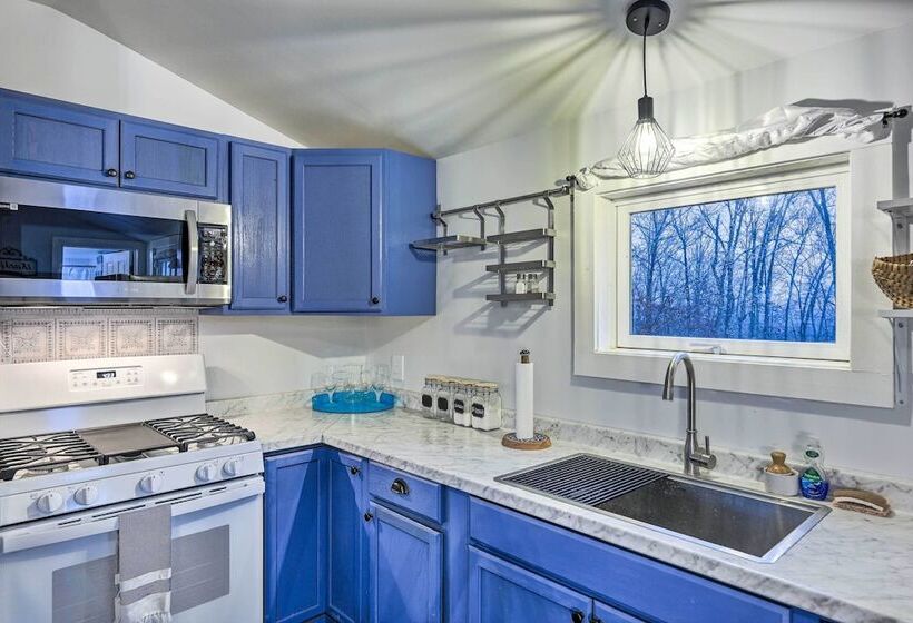 Ewing Cottage Escape W/ Deck & Fire Pit!