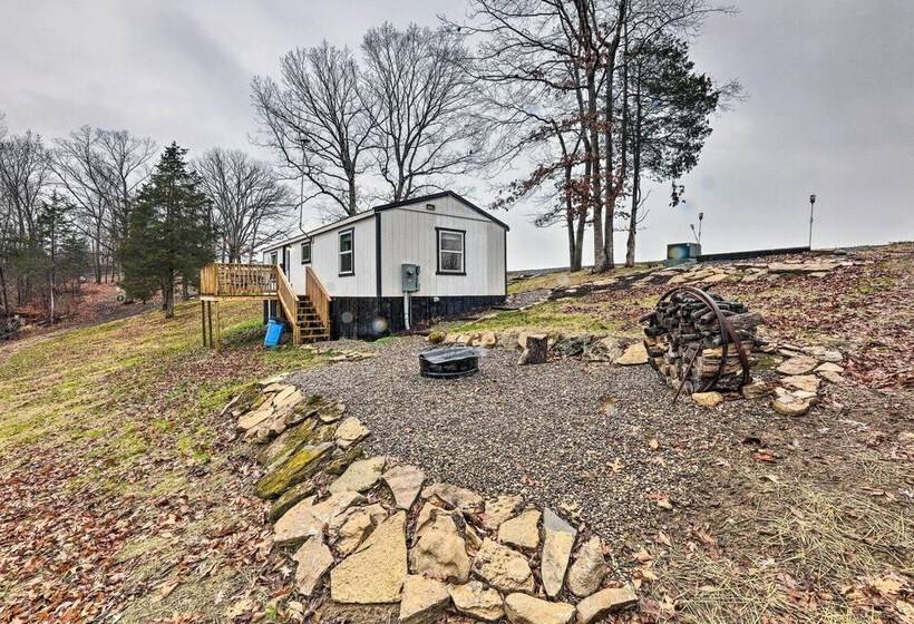 Ewing Cottage Escape W/ Deck & Fire Pit!