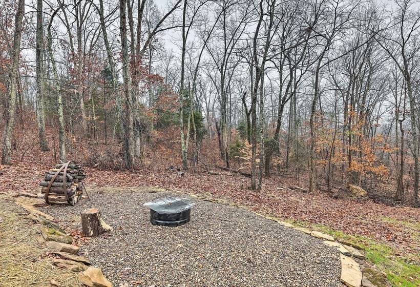 Ewing Cottage Escape W/ Deck & Fire Pit!
