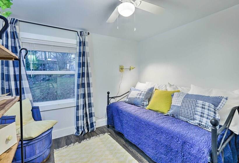 Ewing Cottage Escape W/ Deck & Fire Pit!