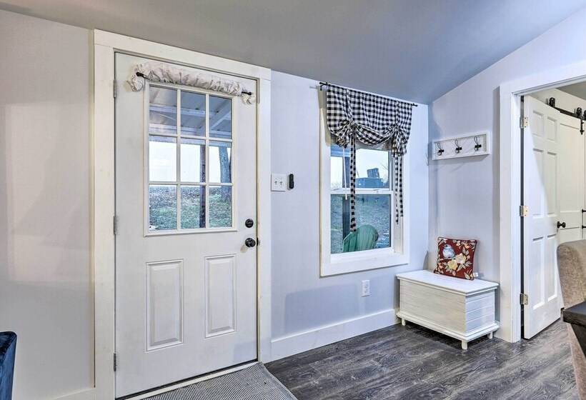 Ewing Cottage Escape W/ Deck & Fire Pit!