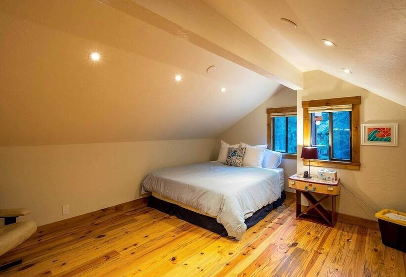 Expansive Tahoe Escape W/ Hot Tub: Ski + Hike