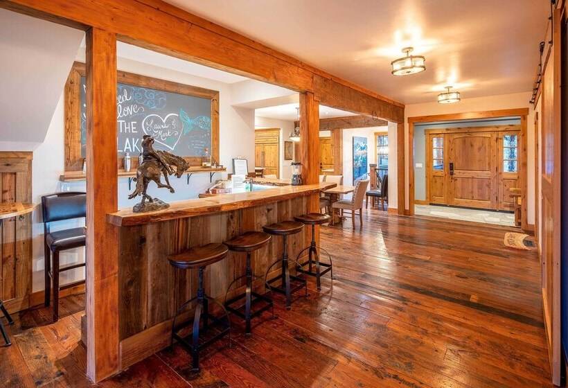 Expansive Tahoe Escape W/ Hot Tub: Ski + Hike