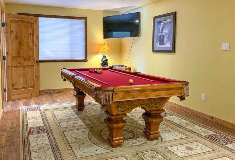 Expansive Tahoe Escape W/ Hot Tub: Ski + Hike